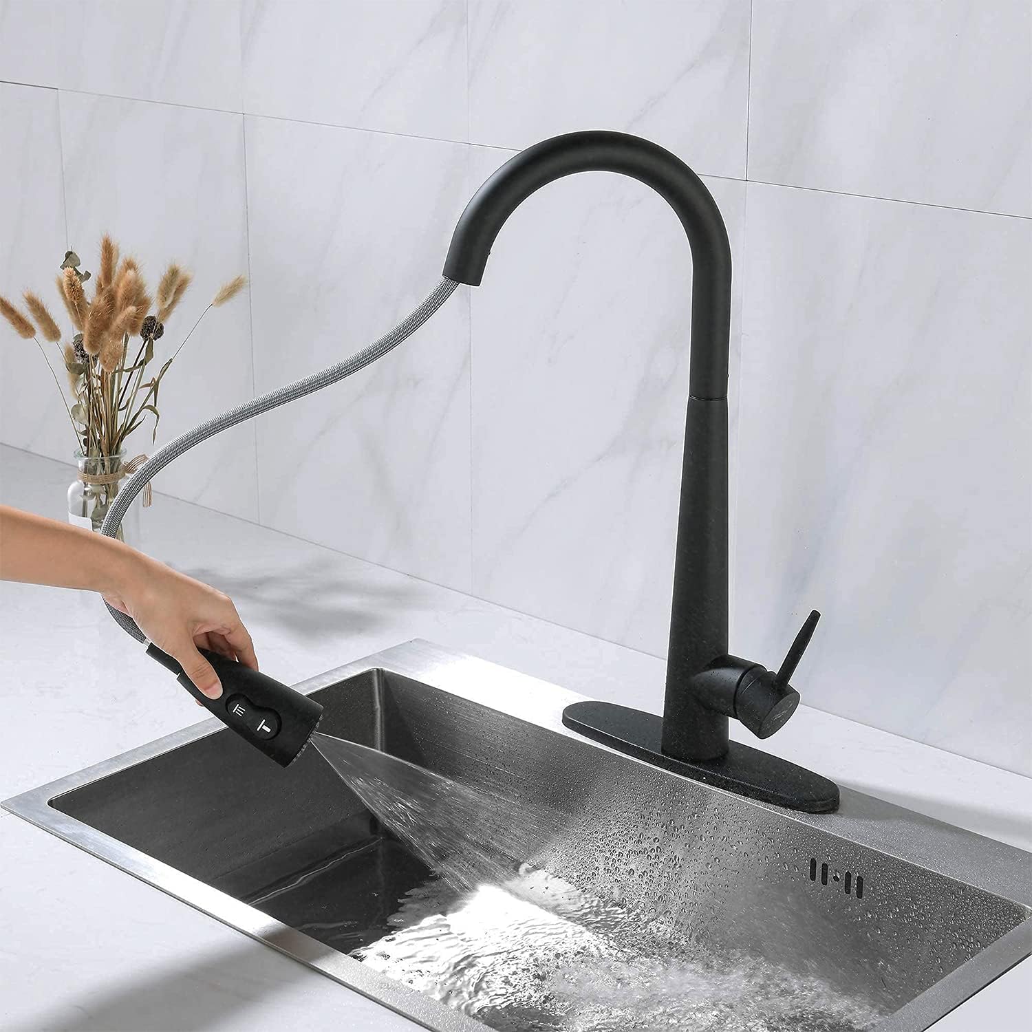 Single Handle Pull Down Sprayer Kitchen Faucet with 3 Modes in Matte Black