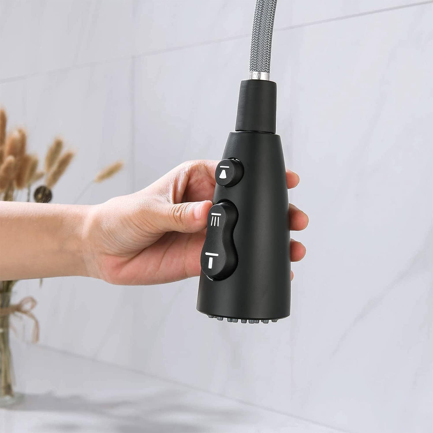 Single Handle Pull Down Sprayer Kitchen Faucet with 3 Modes in Matte Black