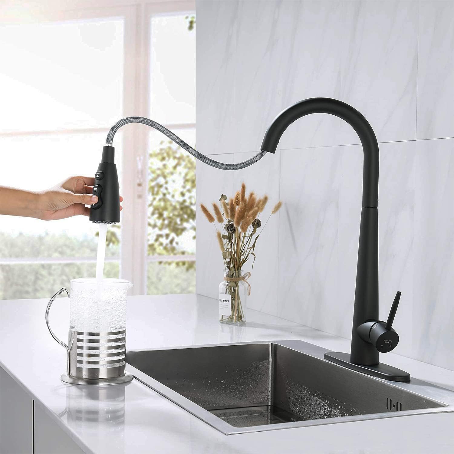 Single Handle Pull Down Sprayer Kitchen Faucet with 3 Modes in Matte Black